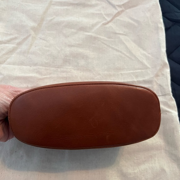 Madewell brown leather pouch with a zip closure. - Picture 4 of 4